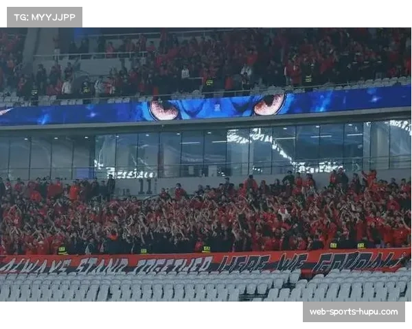 上海德比雨中激战，超6万球迷现场观战创赛季纪录